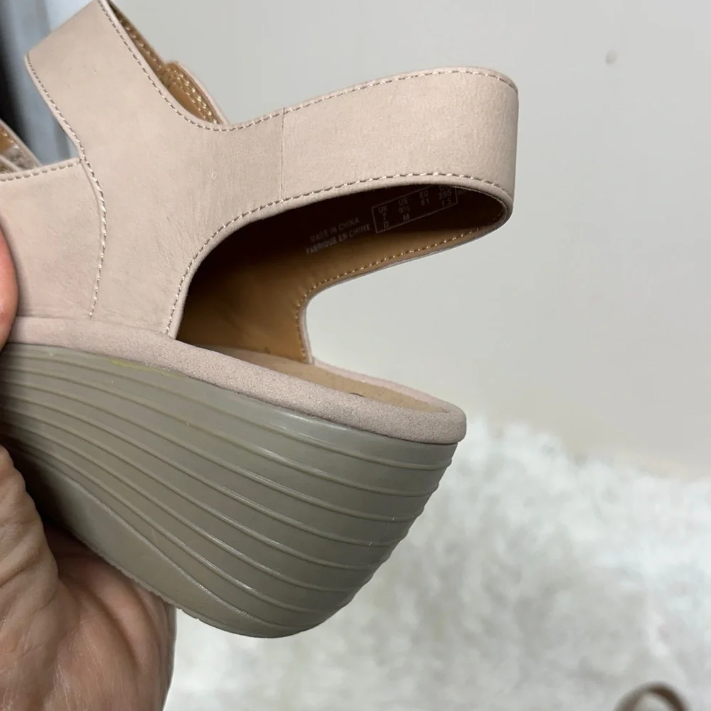 Women's 9.5M Clarks Reedly Juno Beige Sand Nubuck  Sandals Wedge Platform New